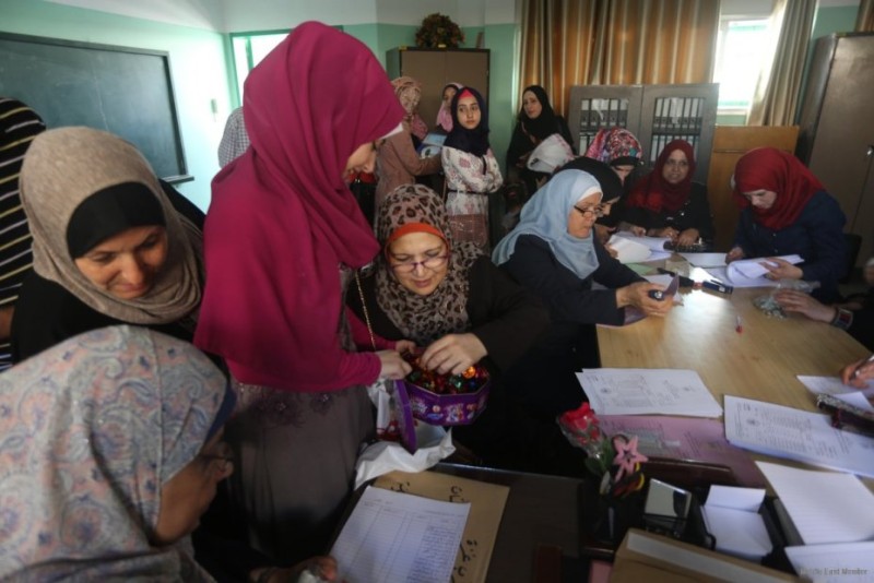Ribuan siswa pergi ke sekolah mereka untuk menerima ijazah SMA dan membagi-bagikan permen kepada rekan-rekan dan guru-guru mereka. Foto: MEMO/Mohammed Asad