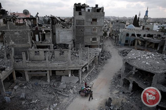 Warga Palestina meninggalkan wilayah mereka yang hancur di Beit Hanoun Gaza, pada 18 Agustus 2014. Foto: AFP/Thomas Coex, Dokumentasi
