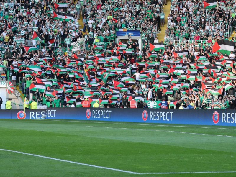 Celtic dijatuhi hukuman oleh UEFA karena mengibarkan bendera Palestina yang merupakan bagian dari aksi demonstrasi massa saat Celtic melawan tim ‘Israel’. Foto: Getty