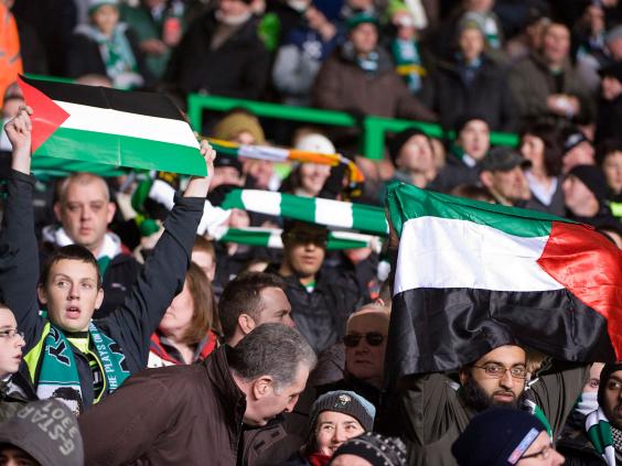 Pendukung klub Celtic dengan bendera Palestina. Foto: Getty