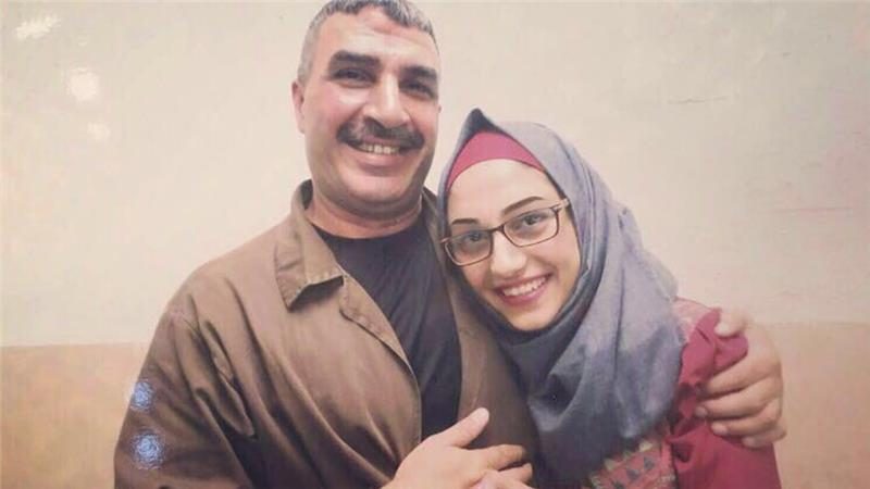 Saat Yara mengunjungi ayahnya pada 10 Juli; ia menerima salinan foto tersebut sebulan kemudian. Foto: Milik Yara al-Sharabati