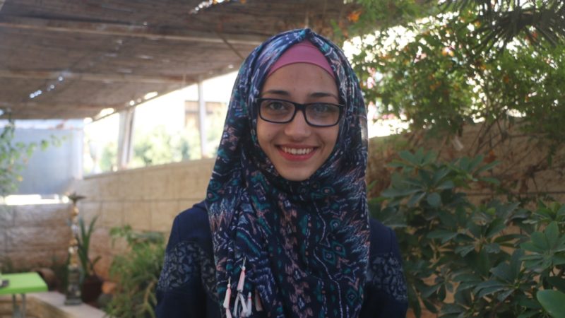 Kunjungan itu menandai kali ke dua Yara diizinkan memeluk ayahnya, kali pertama ia masih terlalu muda untuk memahami maknanya. Foto: Ylenia Gostoli/Al Jazeera