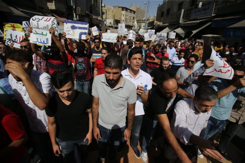 Sekelompok demonstran berkumpul usai shalat Jum’at sambil membawa poster untuk memprotes kesepakatan gas alam antara ‘Israel’ dan Yordania di Amman, Yordania, 14 Oktober 2016. Foto: Salah Malkawi/Anadolu Agency
