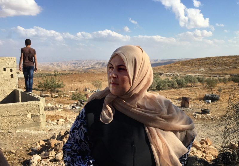 Fadia al-Wahsh mengepalai komite perempuan di desa Jubbet adh Dhib, Tepi Barat terjajah, yang berupaya mendapatkan listrik untuk komunitas tersebut. Foto: Anne-Marie O’Connor/Washington Post  