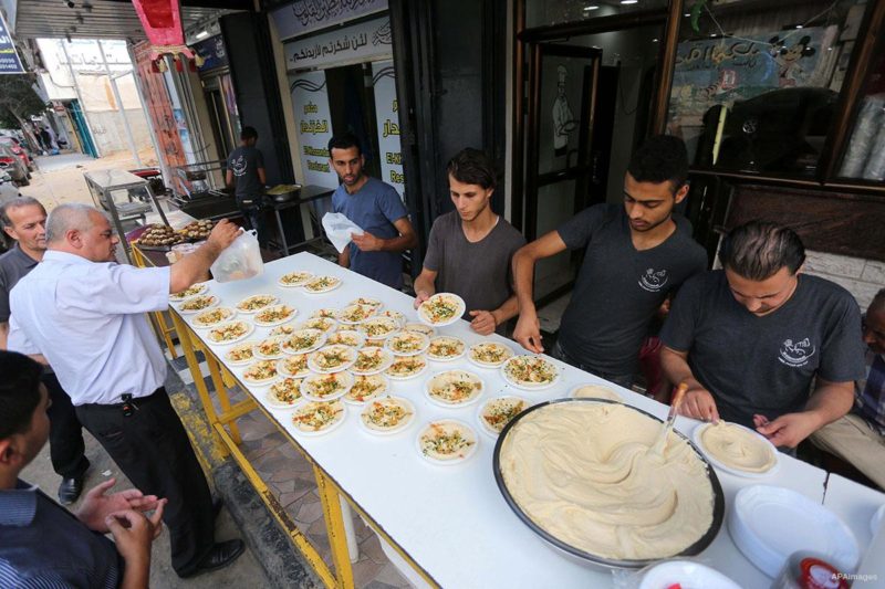 Warga Palestina menyiapkan hummus untuk iftar (berbuka puasa) saat bulan suci Ramadhan. Foto: MEMO
