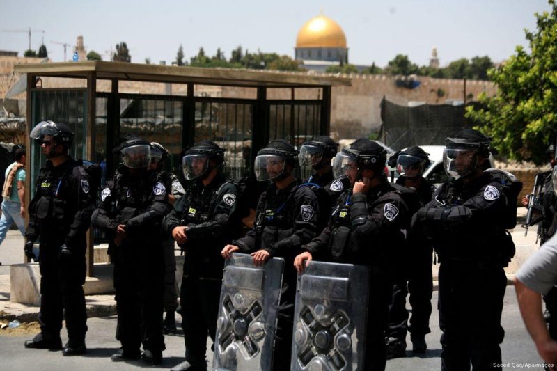 Pasukan Zionis mengawasi jamaah Muslim yang sedang shalat di kompleks Masjidil Aqsha, Baitul Maqdis, pada 30 Mei 2015. Foto: Saeed Qaq/Apaimages