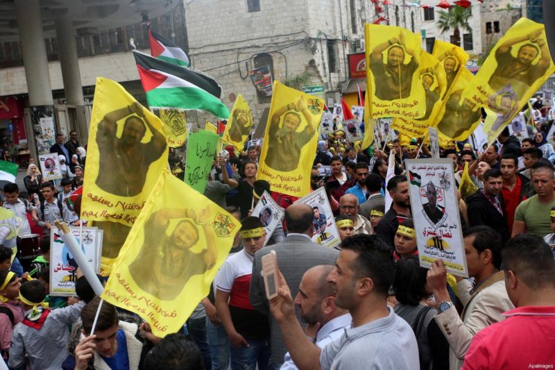 Demonstran Palestina di Tepi Barat melakukan aksi solidaritas terhadap tawanan Palestina yang mogok makan di penjara-penjara ‘Israel’ pada 23 April 2017. Foto: Ayman Ameen/ApaImages 