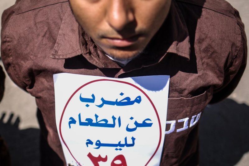 Demonstran Palestina memegang poster saat demonstrasi mendukung tawanan Palestina yang ditawan di penjara-penjara ‘Israel’ di Kota Gaza, Gaza, 25 Mei 2017. Foto: Ali Jadallah/Anadolu Agency