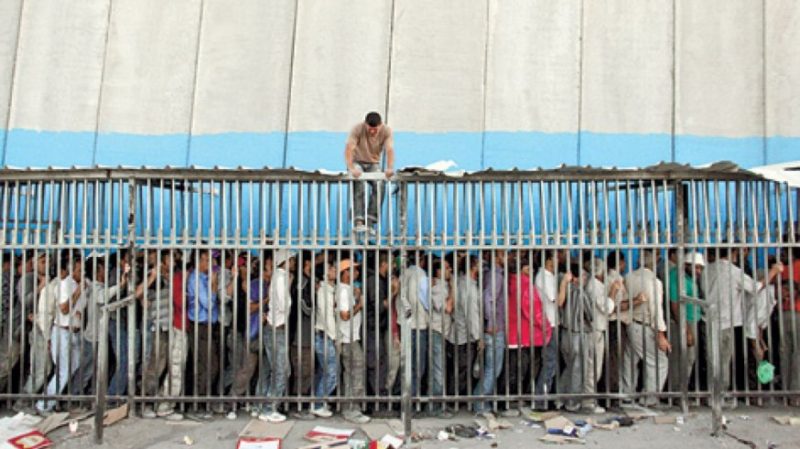 Warga Palestina mengantre di pos pemeriksaan ‘Israel’ di Bayt Lahm. Foto: Daniel Bar-On/Haaretz