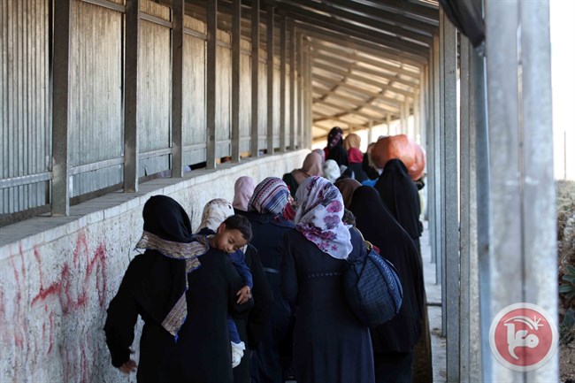 Warga Palestina berdesak-desakan di pos pemeriksaan 300 di sebelah utara Bayt Lahm demi bisa memasuki Baitul Maqdis untuk shalat Jum’at di Masjidil Aqsha. Foto: Wajdi al-Jaafari/MaanImages