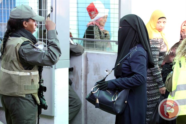 Seorang wanita Palestina disuruh melepaskan cadar atau niqabnya oleh serdadu Zionis. Foto: Wajdi al-Jaafari/MaanImages