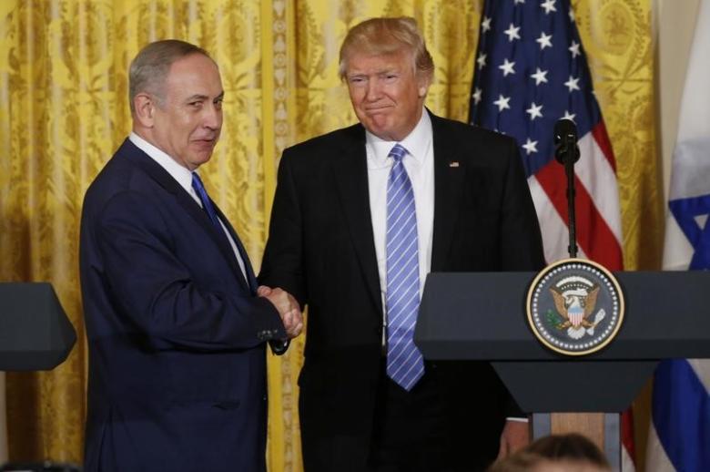 Presiden AS Donald Trump menyalami PM Benyamin Netanyahu setelah melakukan konferensi pers bersama di Gedung Putih, Washington, 15 Februari 2017. Foto: Reuters/Kevin Lamarque