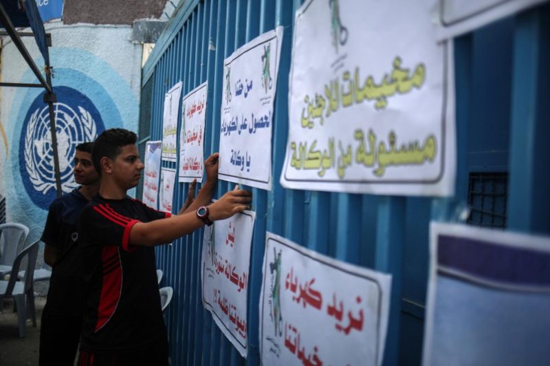 Demonstran berkumpul di luar kantor UNRWA untuk memprotes krisis listrik di Gaza pada 19 Juli 2017. Foto: Ali Jadallah/Anadolu Agency