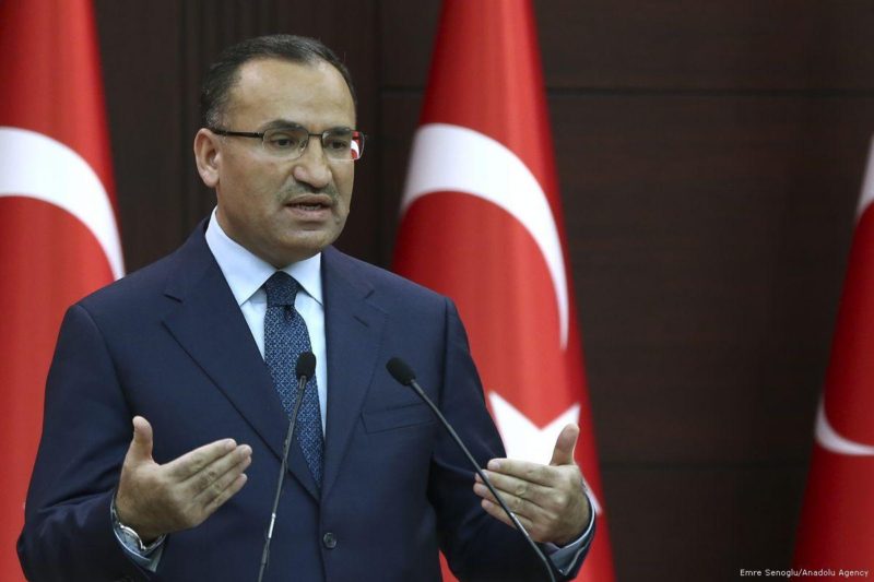 Wakil Perdana Menteri Turki, Bekir Bozdag berbicara dalam konferensi pers di Ankara, Turki pada 22 Januari 2018. Foto: Emre Senoglu/Anadolu Agency 