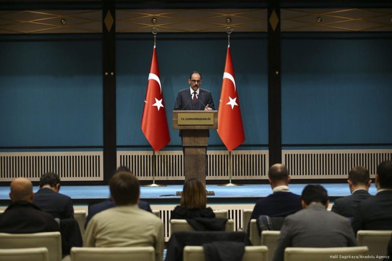 Juru bicara Presiden Turki Ibrahim Kalin menyelenggarakan konferensi pers di Ankara, Turki pada 4 Januari 2018. Foto: Halil Sagirkaya/Anadolu Agency