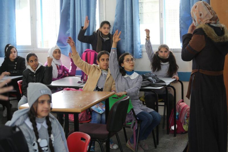 Anak-anak Palestina di sekolah UNRWA saat kunjungan Pierre Krahenbuhl, Komisaris Jenderal Agensi Pekerjaan dan Pemulihan PBB untuk Pengungsi Palestina di Timur Dekat (UNRWA) ke Gaza pada 22 Januari 2018. Foto: Middle East Monitor/Mohammad Asad