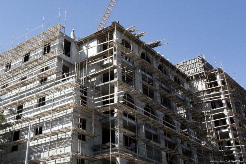 Pengerjaan konstruksi di permukiman ilegal Yahudi. Foto: Mahfouz Abu Turk/Apaimages 