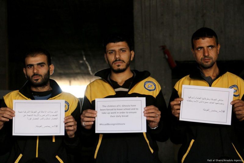 White Helmets menggelar aksi protes yang disebut “Assad mengepung Ghouta” untuk menarik perhatian dunia atas kematian anak-anak akibat malnutrisi pada 26 Oktober 2017. Foto: Fadi al Shami/Anadolu Agency