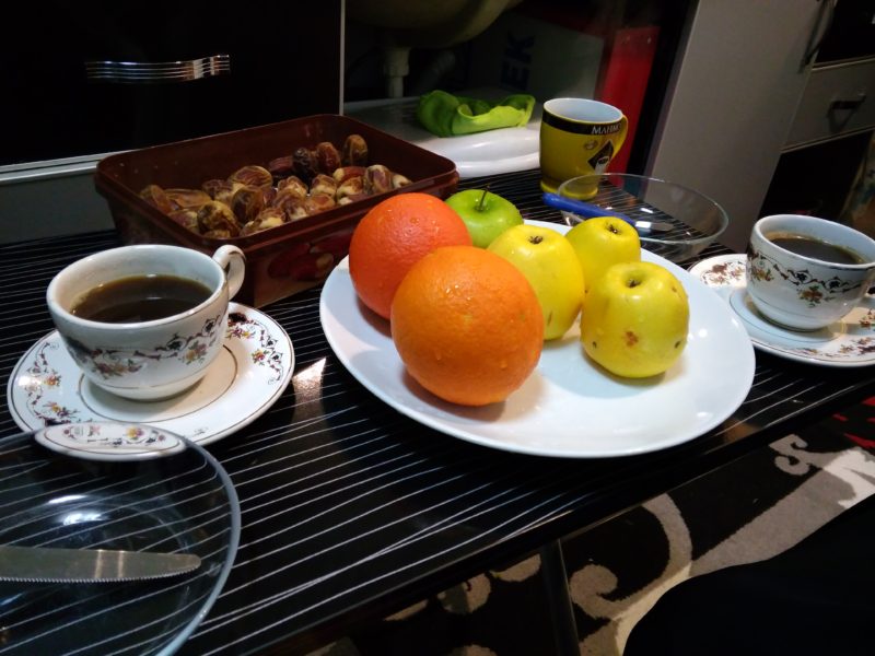 Buah-buahan sisa dari dapur hotel tempat Naimah bekerja. Foto: Sahabat Al-Aqsha