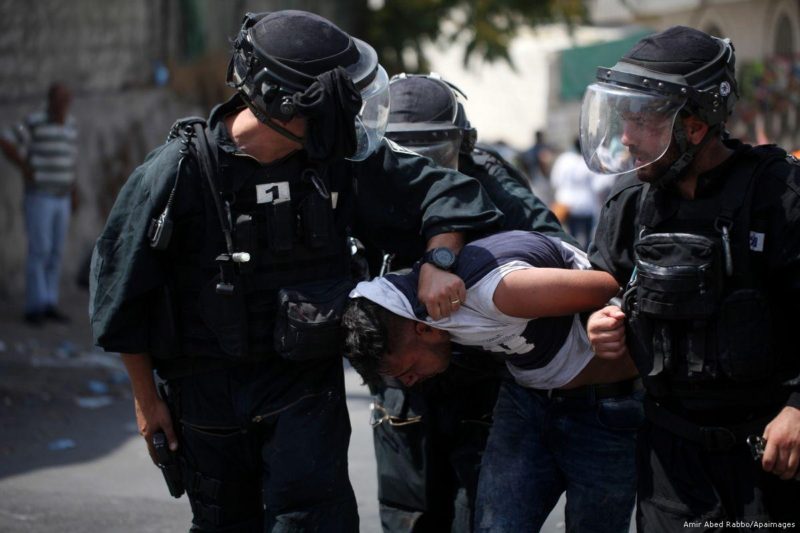 Serdadu Zionis menangkap seorang warga Palestina saat berdemo menentang klaim Presiden AS Donald Trump atas Baitul Maqdis. Foto: Amir Abed Rabbo/Apaimages 