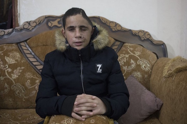 Video Ahed Tamimi yang mendorong dua serdadu Zionis bersenjata agar keluar dari teras rumah keluarganya direkam tak lama setelah Mohammed Tamimi (15) ditembak di kepala dengan peluru berlapis karet oleh serdadu Zionis. Foto: Activestills/Oren Ziv