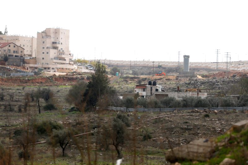 Rumah keluarga Jumaa yang dikepung tembok pemisah kontroversial ‘Israel’ di utara Ramallah. Foto: AFP/Abbas Momani