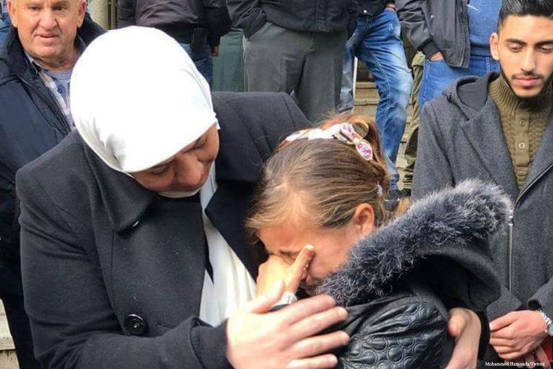 Inaam Al-Attar (13) menangis setelah tiba di Pusat Medis Palestina di Ramallah tanpa orangtuanya karena izin bepergian mereka ditolak oleh penjajah Zionis. Foto: Mohammed Hamouda/Twitter