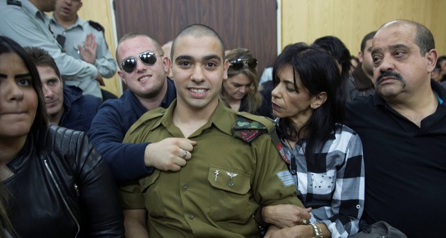 Serdadu ‘Israel’ Elor Azaria, yang didakwa atas pembunuhan tidak disengaja, duduk mendengarkan vonisnya di pengadilan militer di Tel Aviv, 4 Januari 2017. Foto: Reuters