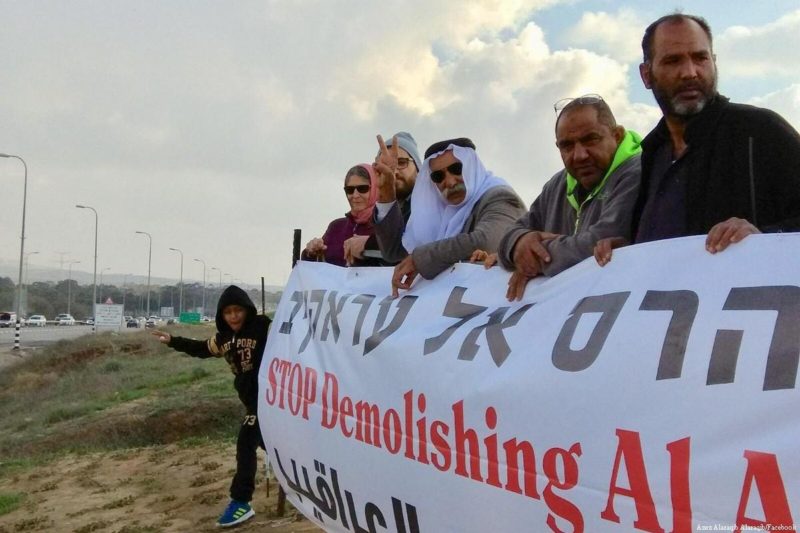 Warga Palestina berunjuk rasa menentang penggusuran Al-Araqeeb. Foto: Azez Alaraqib/Facebook)