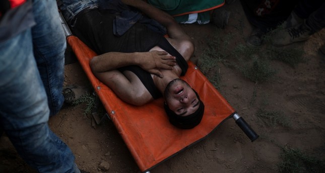 Petugas medis mengobati seorang demonstran Palestina yang terluka saat berunjuk rasa di perbatasan Gaza, timur Kota Gaza, pada Jum’at (31/8). Foto: AP   