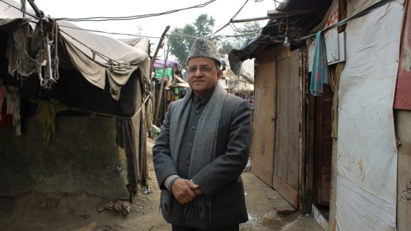 Zafar Mahmood dari Zakat Foundation di kamp Kalindi Kunj di New Delhi. Foto: Bilal Kuchay/Al Jazeera