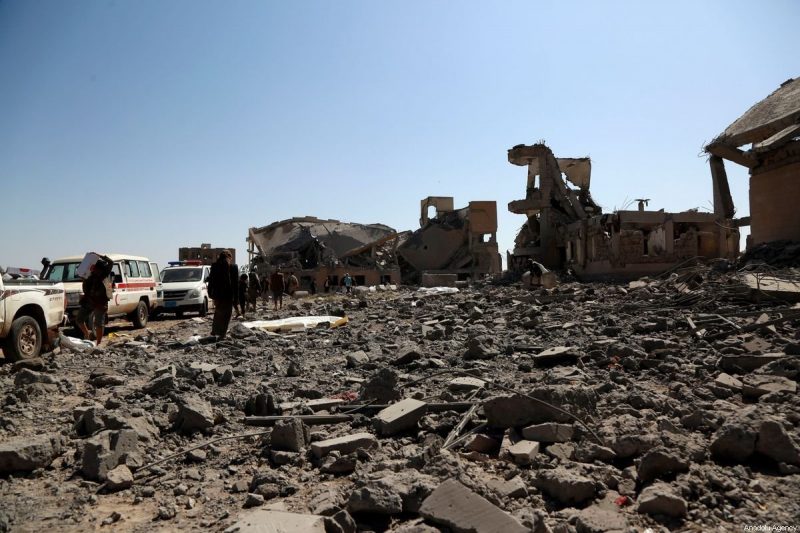 Warga berada di sekitar penjara yang hancur di Yaman pada 1 September 2019 [Mohammed Hamoud / Anadolu Agency] 