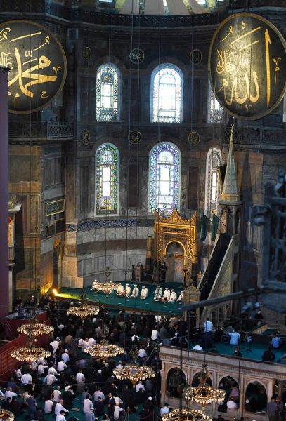 Jamaah melaksanakan shalat Jum'at di dalam Masjid Agung Ayasofya bersama Presiden Turki Recep Tayyip Erdogan di Istanbul, Turki pada 24 Juli 2020. (AA)