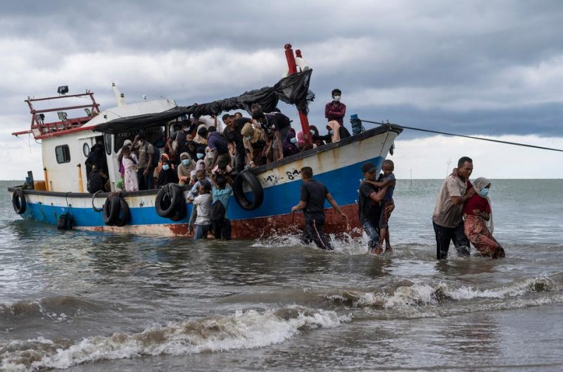 25 Juni 2020, Afrizal dan nelayan lokal membantu para Muhajirin Rohingya menggapai Pantai Lancok di Aceh Utara. (AP) 