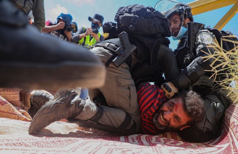 Serdadu zionis menangkap seorang demonstran Palestina selama unjuk rasa memprotes rencana ‘Israel’ mencaplok wilayah Tepi Barat yang diduduki, di Desa Haris, barat daya Nablus, pada 21 Agustus 2020. [JAAFAR ASHTIYEH / AFP via Getty Images ] 