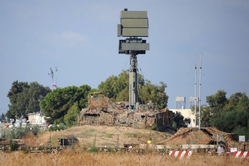 Stasiun radar pendeteksi drone Rusia di pangkalan militer Rusia Hmeimim, yang terletak di tenggara Kota Latakia di Hmeimim, Provinsi Latakia, Suriah, pada 26 September 2019. [MAXIME POPOV / AFP via Getty Images] 