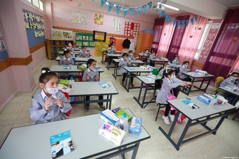 Murid Palestina yang mengenakan masker kembali ke sekolah, setelah penutupan sejak Maret guna mengekang penyebaran Covid-19, di Ramallah, Tepi Barat pada 6 September 2020. [Issam Rimawi - Anadolu Agency] 