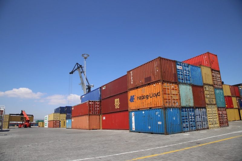 Alat berat mengangkat kontainer komoditi ekspor yang diproduksi di Turki, 27 April 2020 [Resul Rehimov / Anadolu Agency] 