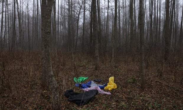 Kantong tidur dan jas hujan yang tertinggal di kawasan hutan di Polandia, dekat perbatasan dengan Belarus. Foto: Sean Gallup/Getty Images