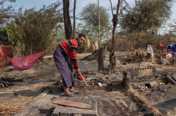 Ismail berusaha membersihkan sisa kebakaran untuk dibangun sebuah toilet. Ia mengungsi ke India sepuluh bulan yang lalu untuk mendapat kehidupan yang lebih baik. Akan tetapi, harapannya itu hancur akibat kebakaran ini. Foto: thecitizen.in 