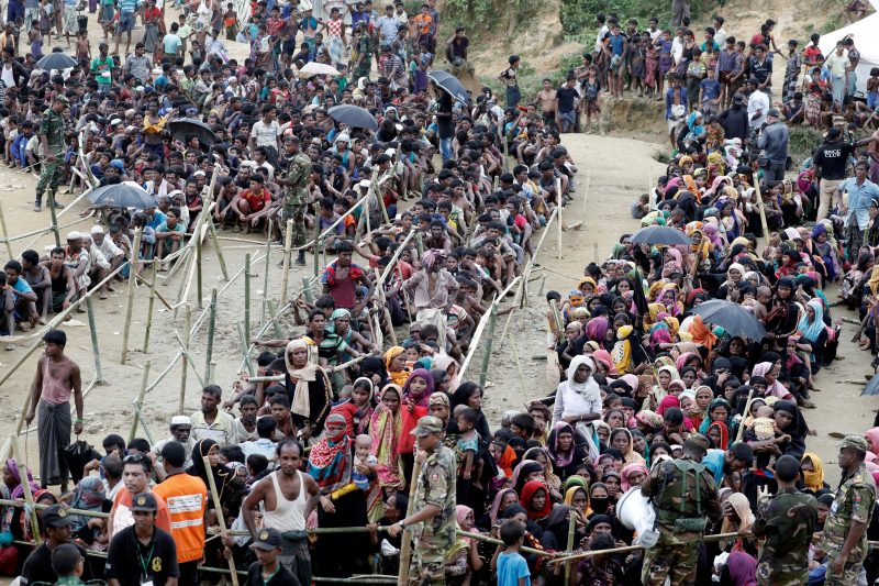 Muhajirin Rohingya mengantre untuk mengambil bantuan kemanusiaan di Cox’s Bazar, Bangladesh, 26 September 2017. Foto: Reuters