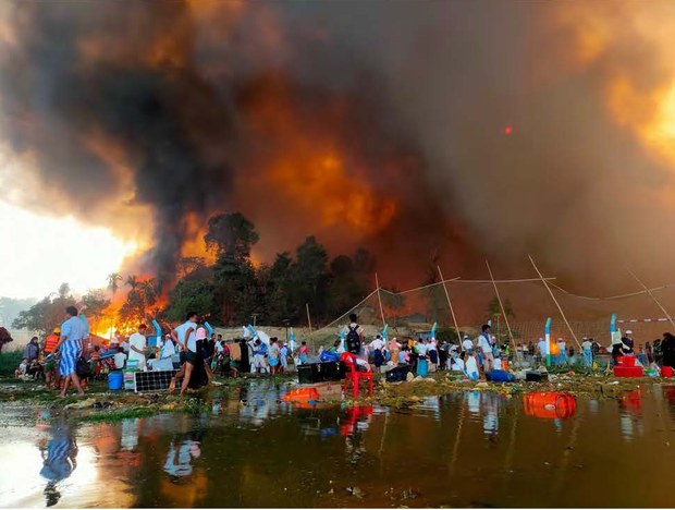 Muhajirin Rohingya berkumpul di dekat air setelah melarikan diri dari kebakaran di dekat Kamp 8E, Ukhia, di Cox’s Bazar, Bangladesh, di foto tak bertanggal ini. Sumber: RFA