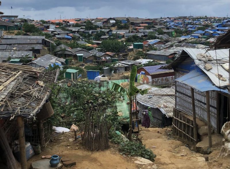 Seorang wanita Rohingya berjalan menaiki bukit yang curam untuk mengambil air di Ukhia, Cox's Bazar, Bangladesh, 2019. Foto: Charlotte Gray