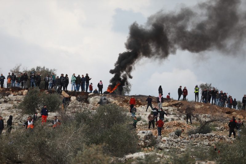Warga Palestina menggelar aksi protes menentang pembangunan permukiman ilegal Yahudi di Desa Beita, Nablus, Tepi Barat, 11 Februari 2022 [Issam Rimawi - Anadolu Agency] 