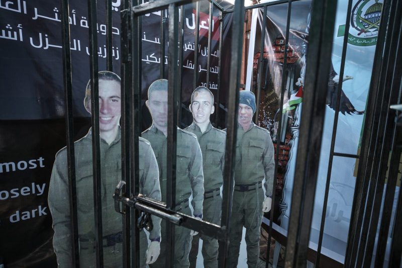 Suasana pameran yang diadakan oleh Hamas dalam peringatan 10 tahun pertukaran tawanan pada tahun 2011, di Monumen Prajurit Tidak Dikenal di Kota Gaza, 13 Oktober 2021. Foto: Ali Jadallah / Anadolu Agency