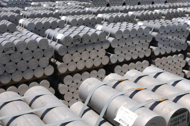 Batangan aluminium terlihat di pabrik Aluminium Bahrain B.S.C di Bahrain, Selasa, 18 April 2006. Foto: Phil Weymouth/Bloomberg via Getty Images