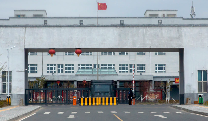 Pusat-pusat penahanan di Daerah Otonomi Uyghur Xinjiang Cina, lokasi penyekapan puluhan ribu tahanan. (AP: Mark Schiefelbein)