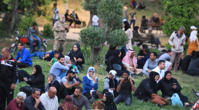 Keluarga para tawanan dan korban penghilangan paksa menunggu pembebasan anggota keluarga mereka dari pusat penahanan rezim Suriah, medio Mei 2022, di Kota Damaskus. Sebagian yang lain berupaya mencari informasi tentang keluarganya. (AFP) 