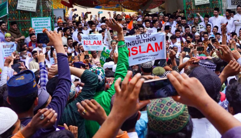 Warga Muslim menggelar unjuk rasa memprotes pernyataan mantan juru bicara Partai Bharatiya Janata India, Nupur Sharma, yang menghina Islam, di Ajmer pada 17 Juni 2022. [HIMANSHU SHARMA/AFP via Getty Images] 