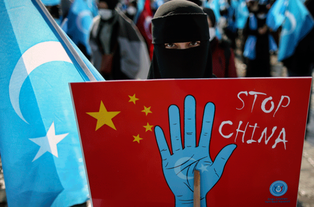 Seorang pengunjuk rasa dari komunitas Muhajirin Uyghur di Istanbul saat memprotes kunjungan Menteri Luar Negeri Cina, Wang Yi ke Turkiye, 25 Maret 2021. Foto: AP